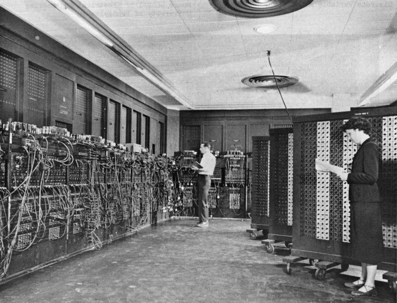 Dos programadoras configuran el ENIAC, hacia 1947